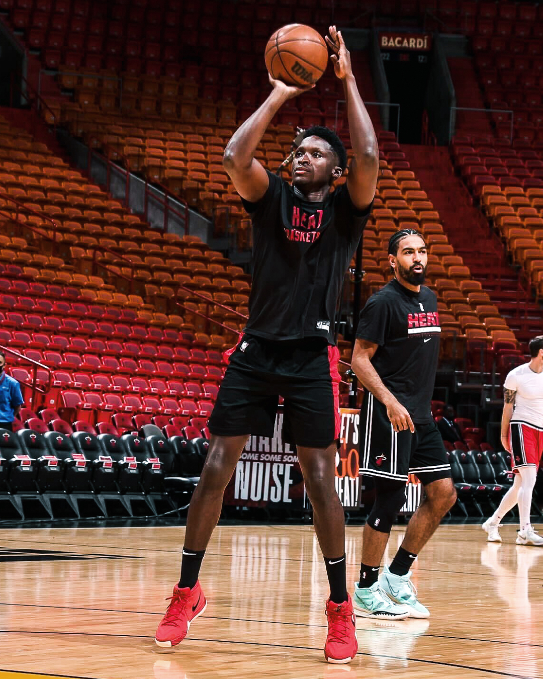 圣安东尼奥马刺训练开放日，集结日篮板制胜引欢呼，法甲在即，阵容厚度经受考验(圣安东尼奥马刺2003总决赛回放)